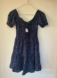 Abito estivo corto blu a fiori bianchi di Bershka