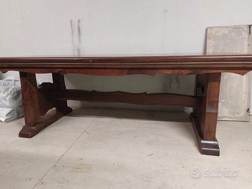 tavolo di noce fatto da falegname