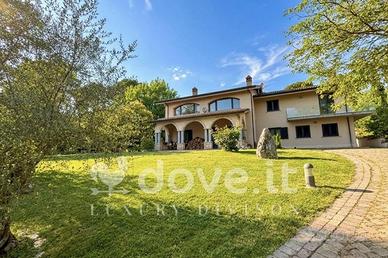 Villa di 507 m² con più di 5 locali e box auto a R