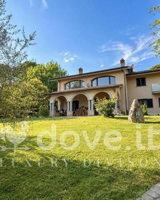 Villa di 507 m² con più di 5 locali e box auto a R