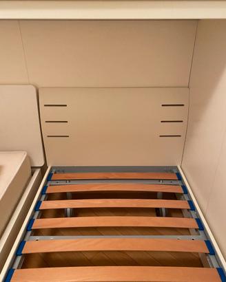 Letto singolo bianco con materasso
