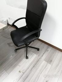 Scrivania Ikea con sedia e lampada