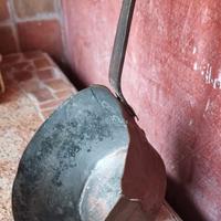 Antico mestolo in ferro battuto con stella marina