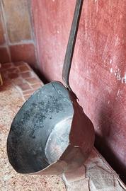 Antico mestolo in ferro battuto con stella marina