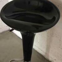 Sgabelli in resina ruotanti regolabili d'altezza