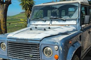 Land Rover Defender 90 country