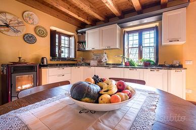Rustico / Casale di 557 m² con più di 5 locali e b