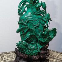 Statuetta cinese in malachite con piedistallo