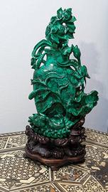 Statuetta cinese in malachite con piedistallo