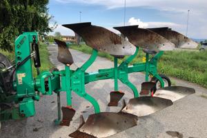 Aratro trivomere moro