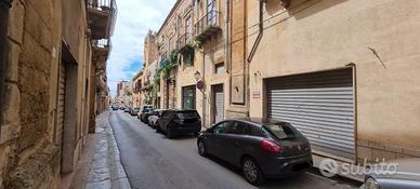Castelvetrano, locale commerciale via Garibaldi