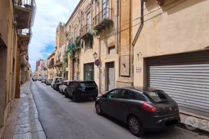 Castelvetrano, locale commerciale via Garibaldi