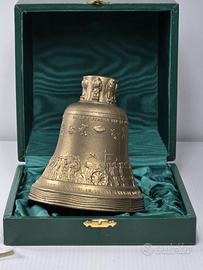 campana in onore di tutti i caduti in guerra