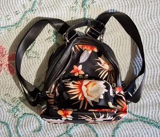 zaino nero con fantasia floreale di carpisa