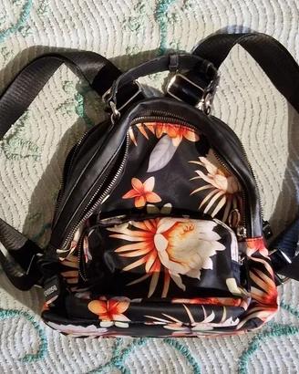 zaino nero con fantasia floreale di carpisa