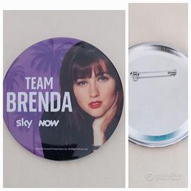 La spilla "Team Brenda" di Beverly Hills
