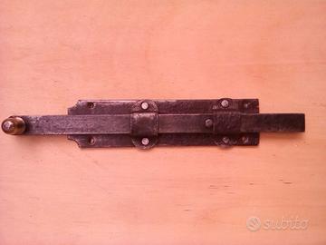 Antico chiavistello in ferro battuto. L 31