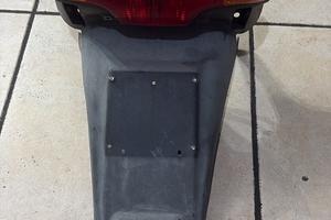 Faro posteriore e porta targa runner 50/125/180