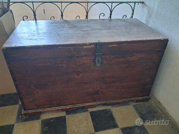 vecchio baule in legno