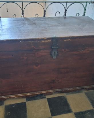 vecchio baule in legno