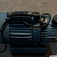 Pompa per vuoto lubrificata ad olio