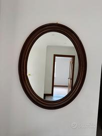 Specchio ovale con cornice in legno