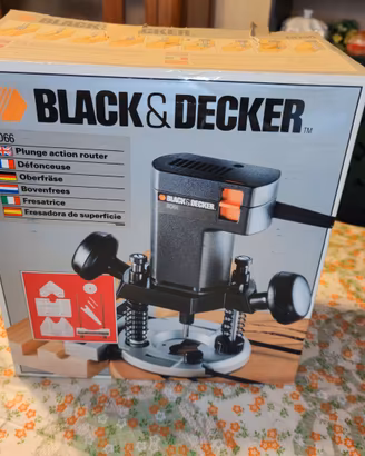 Fresatrice verticale Black decker con accessori