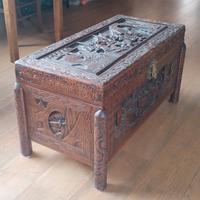 cassa antica orientale decorata 