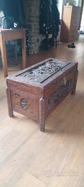 cassa antica orientale decorata 