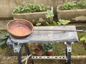 Vecchia pentola in rame con manico in ferro