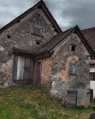 Peculiare stavolo da ristrutturare a Rigolato