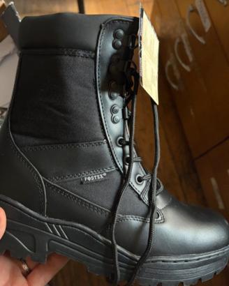 Anfibio in cuoio e cordura