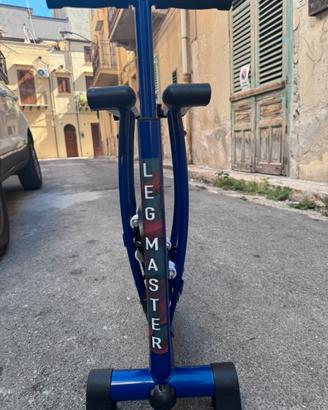 Attrezzo per esercizi gambe Leg Master