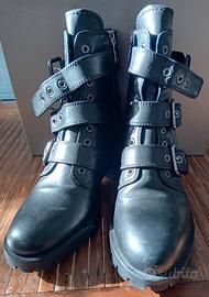 Anfibi in pelle neri donna di Prada