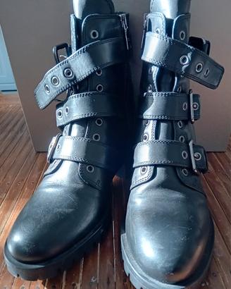 Anfibi in pelle neri donna di Prada