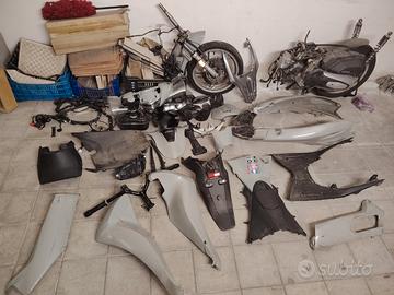 PLASTICHE E MOTORE SH125 2023