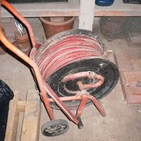 Avvolgitore con gomma per annaffiare.