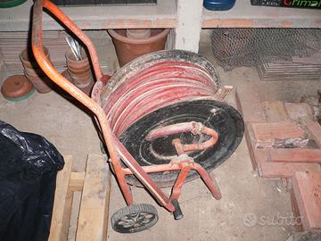 Avvolgitore con gomma per annaffiare.