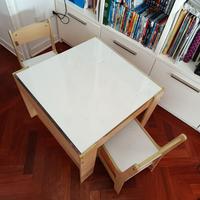 Tavolino con sedie. Con contenitori porta oggetti.