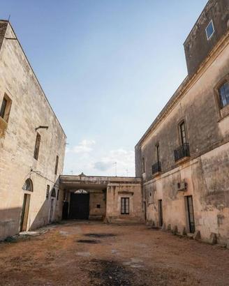 Palazzo / Stabile di 633 m² con più di 5 locali a 