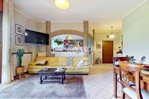 ST224-APPARTAMENTO CON MAGAZZINO, GARAGE E GIARDIN