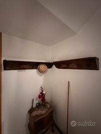Coppia di attaccapanni d’epoca in legno massello