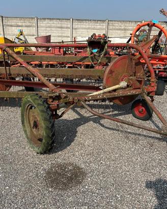 Ranghinatrice voltafieno marca Fort F2 trainata