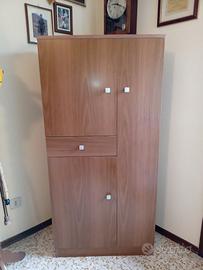 Armadietto in truciolare color noce.