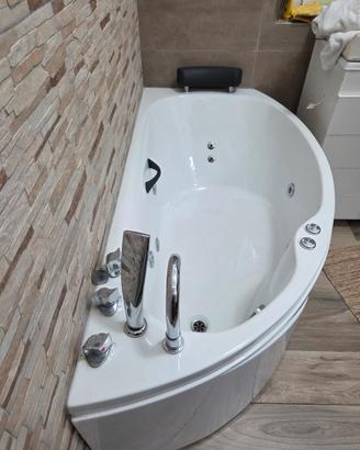 vasca da bagno con idromassaggio