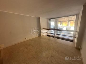 NEGOZIO IN PIENO CENTRO !!