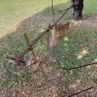 Antico aratro in ferro battuto