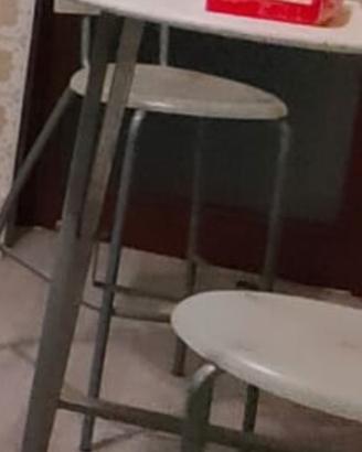 Tavolino bar con tre sgabelli 