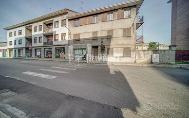 BORGOMANERO- DUE APPARTAMENTI + NEGOZIO