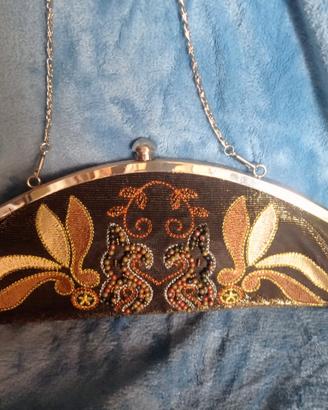 Pochette elegante vintage ricamata base oro e nera